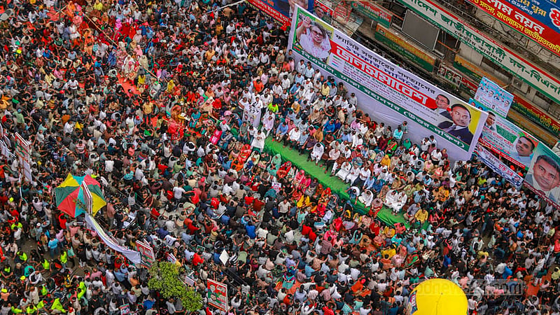 ঢাকার নয়া পল্টনে বিএনপির কেন্দ্রীয় কার্যালয়ের সামনে বুধবার দলের সমাবেশ মঞ্চের আশেপাশে দাঁড়ানোর জায়গা ছিল না বললেই চলে।&amp;nbsp;ছবি: তাওহীদুজ্জামান তপু