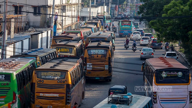মহাখালীর অদূরে নাবিস্কো বিস্কুট ফ্যাক্টরির সামনের সড়কের ইউলুপের পাশে নিয়মিত পার্কিং করে রাখা হচ্ছে বাস।&amp;nbsp;ছবি: মাহমুদ জামান অভি