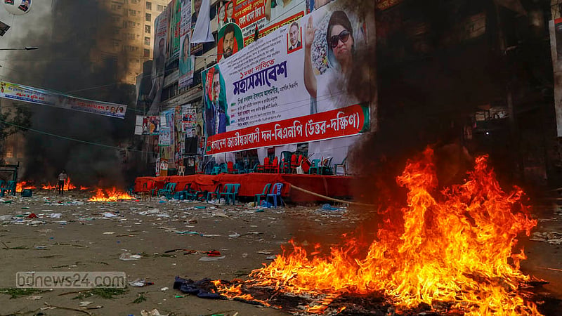 নয়াপল্টনে বিএনপির সমাবেশের মঞ্চের সামনে আগুন ধরিয়ে দেন বিএনপির নেতাকর্মীরা।&amp;nbsp;ছবি: মাহমুদ জামান অভি
