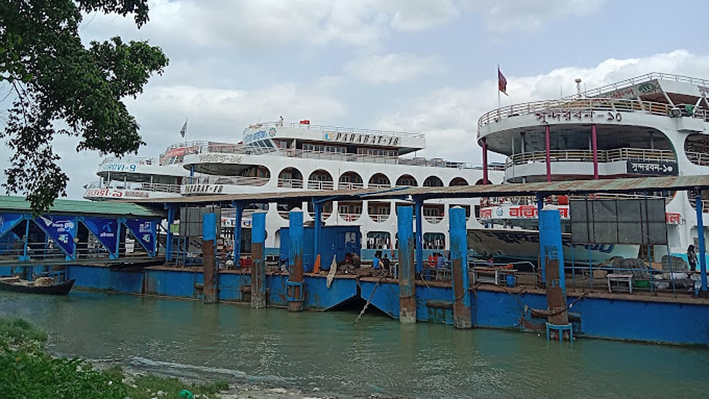 ঝড়ের বিপদ কাটার পর বরিশাল থেকে লঞ্চ চলাচল শুরু
