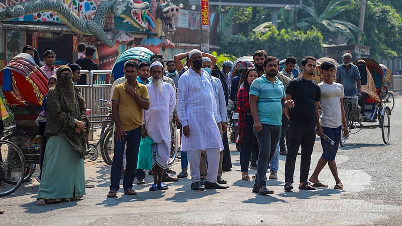 বিএনপি-জামায়াতের ডাকা হরতালে ঢাকার শ্যামলীতে রোববার সকালে বাসের অপেক্ষায় যাত্রীরা।&amp;nbsp;ছবি: তাওহীদুজ্জামান তপু