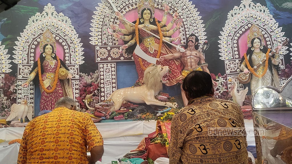 মহানবমীতে ‘বিহিত পূজায়’ দুর্গার আরাধনা