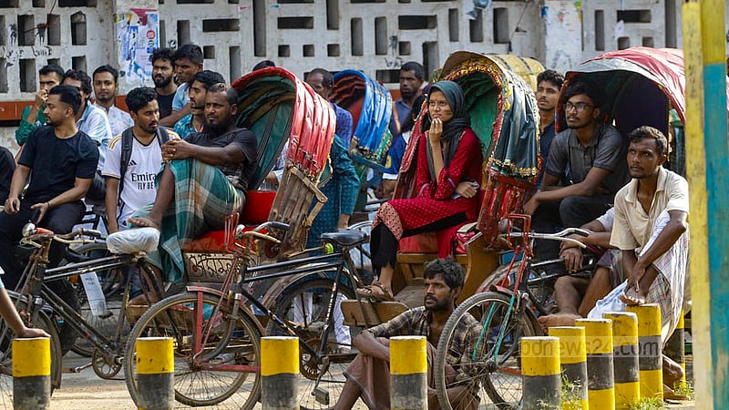 ঢাকা বিশ্ববিদ্যালয়ের টিএসসি প্রাঙ্গণে শনিবার দুপুর থেকে রিকশা চালানো বাদ দিয়ে বাংলাদেশ দলের খেলা দেখছেন রিকশাচালকরা। চালকদের পাশাপাশি রিকশায় বসে খেলা দেখছেন তরুণ-তরুণীরাও।