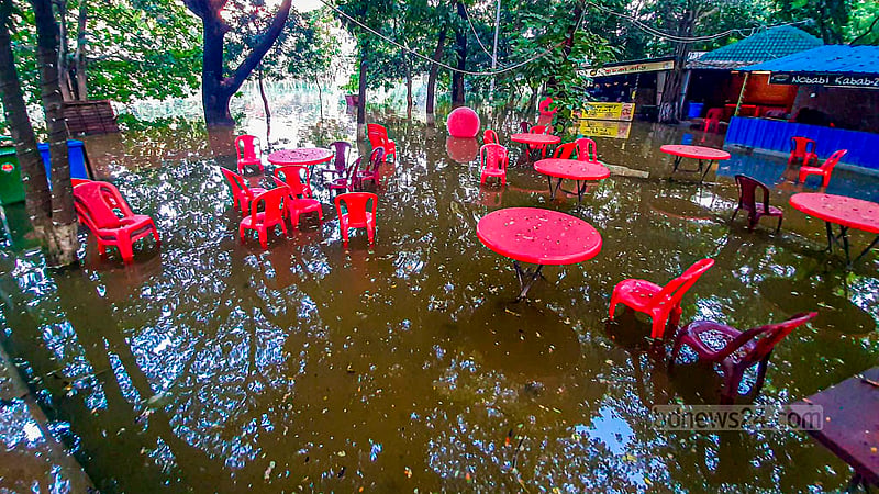 ধানমন্ডির লেকে ঘুরতে আসা মানুষদের জন্য লেকের ভেতরে রয়েছে কয়েকটি রেস্তোরাঁ। পানি বেড়ে জলাবদ্ধতা তৈরি হওয়ায় ডুবে আছে সেগুলোও।