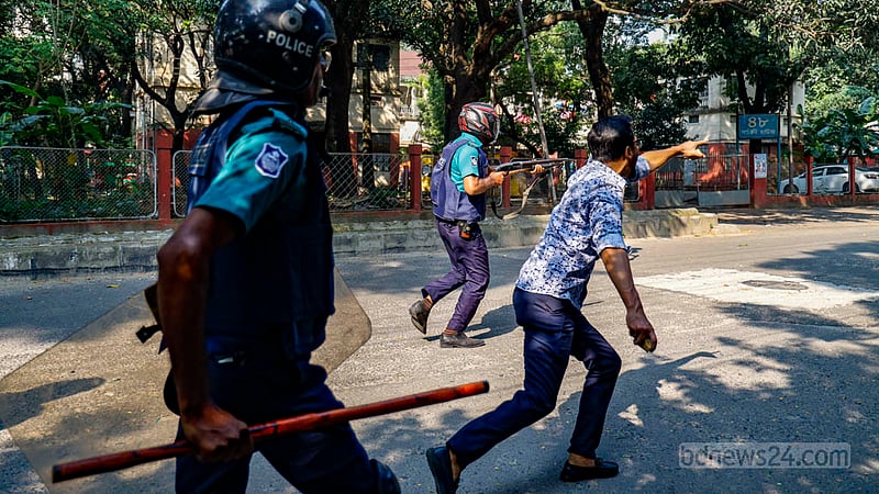 নয়াপল্টনে সমাবেশ চলাকালীন সময়ে শনিবার দুপুরে পুলিশ ও বিএনপির নেতাকর্মীদের মধ্যে চলে ধাওয়া পাল্টা ধাওয়া।&amp;nbsp;ছবি: মাহমুদ জামান অভি