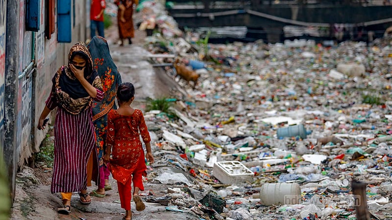 মোহাম্মদপুরের কাদেরাবাদ হাউজিংয়ের পাশ দিয়ে বয়ে যাওয়া খালের পাশে আছে হাঁটার পথ। পাশেই প্লাস্টিকের আবর্জনা পড়ে থাকায় হাঁটা দায় ঠেকছে।&amp;nbsp;ছবি: মাহমুদ জামান অভি