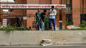 হাসপাতালের সামনে এ কেমন বিভাজক!