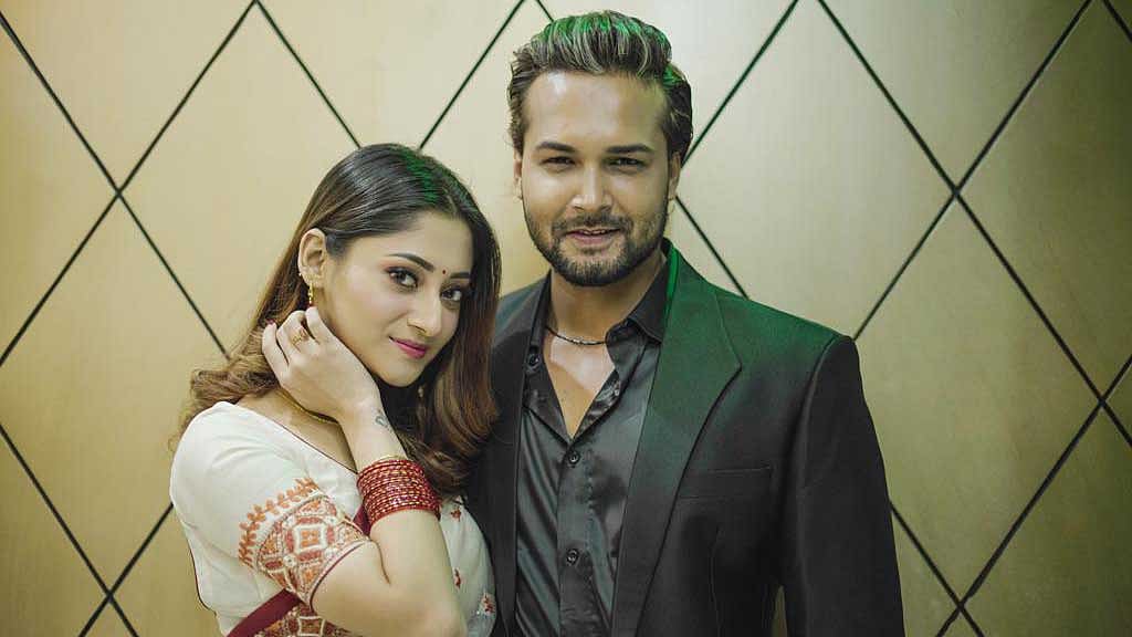 ফের পূজার নায়ক আদর আজাদ