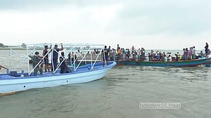 মেঘনায় ট্রলার ডুবি: চারজনের লাশ উদ্ধার, নিখোঁজ দুজন