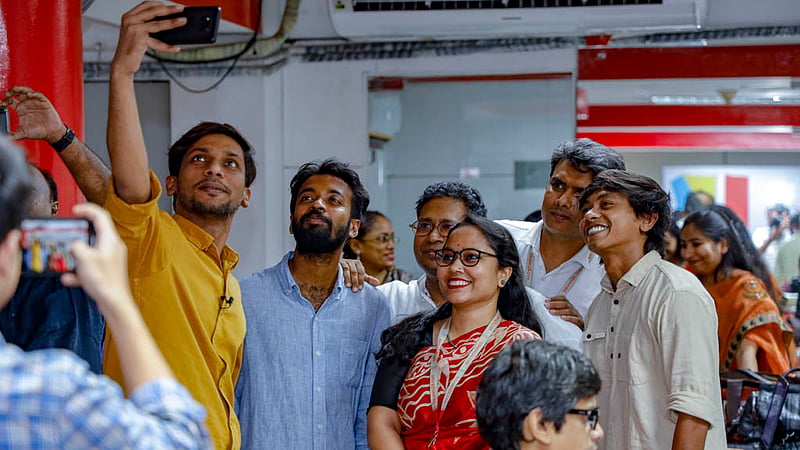 উদযাপনের এই মুহূর্ত স্মৃতিতে ধরে রাখারও; সপ্তদশ প্রতিষ্ঠাবার্ষিকী বিডিনিউজ টোয়েন্টিফোর ডটকমের কর্মীদের জন্য এনে দিয়েছিল সেই উপলক্ষ।