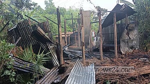 মাগুরায় ঘরের আগুনে নারীর মৃত্যু, বিদ্যুৎস্পৃষ্টে প্রতিবেশীর