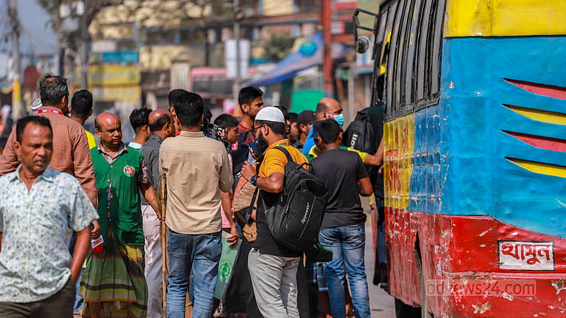 বিএনপি-জামায়াতের ডাকা হরতালে রোববার ঢাকার গাবতলী এলাকায় যানবাহন কম থাকায় ভোগান্তিতে পড়েন যাত্রীরা।&amp;nbsp;ছবি: তাওহীদুজ্জামান তপু