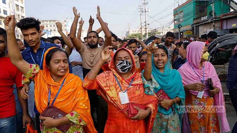 গাজীপুরের হোতাপাড়ায় মঙ্গলবার সকালে ঢাকা-ময়মনসিংহ সড়কে বিক্ষোভ করে পোশাক শ্রমিকরা।&amp;nbsp;ছবি: মাহমুদ জামান অভি