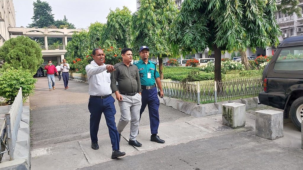 গোয়েন্দা পরিচয়ে তদবিরের চেষ্টা, সচিবালয়ে ‘প্রতারক’ আটক
