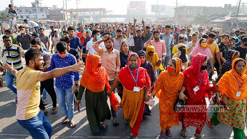 বেতন বৃদ্ধির দাবিতে গাজীপুর চৌরাস্তা এলাকায়&amp;nbsp; মঙ্গলবার সকালে পোশাক শ্রমিকদের বিক্ষোভ।&amp;nbsp;ছবি: মাহমুদ জামান অভি