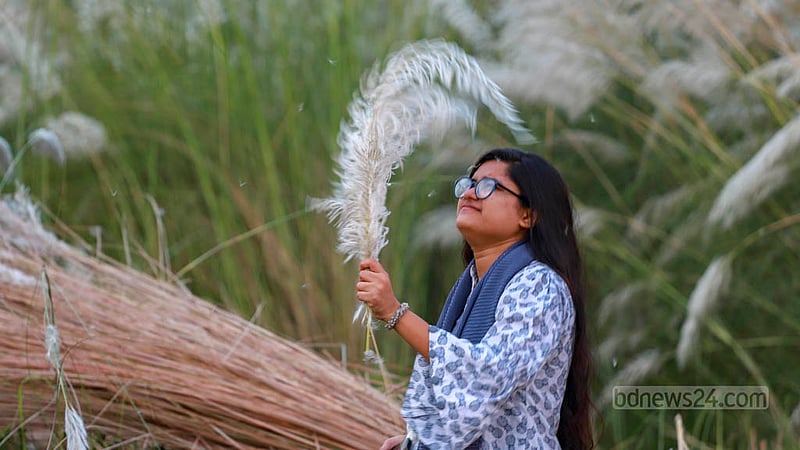 ঢাকার উত্তরার দিয়াবাড়ি এলাকায় কাশফুলের সঙ্গে ছবি তুলছেন এ তরুণী।&amp;nbsp;ছবি: তাওহীদুজ্জামান তপু