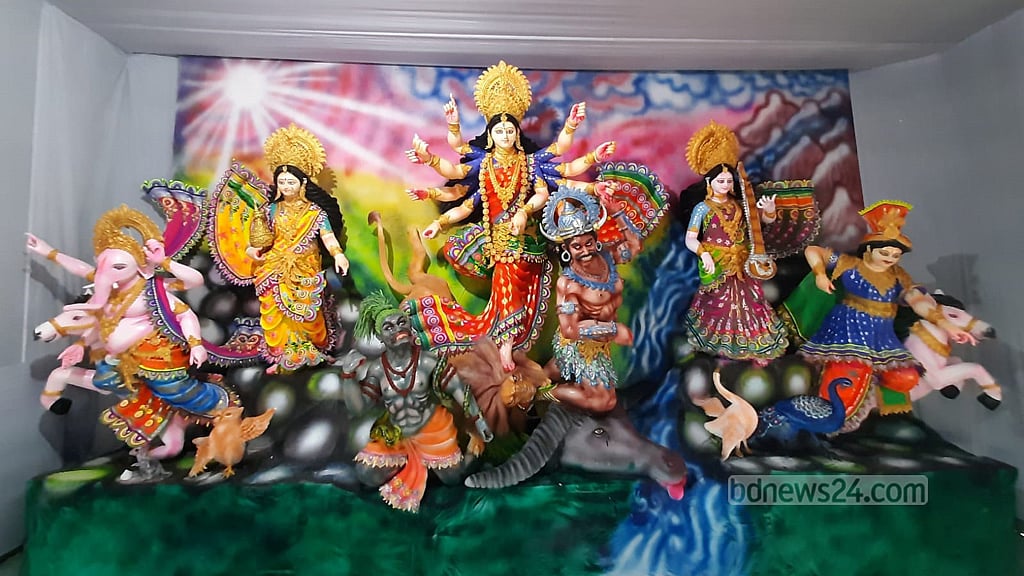 মানিকগঞ্জের মণ্ডপে মণ্ডপে দেবী বরণের প্রস্তুতি