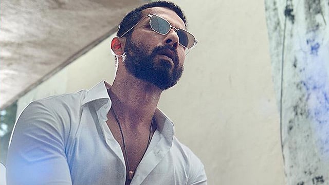 ‘দেব’ সিনেমায় শাহিদ যেমন