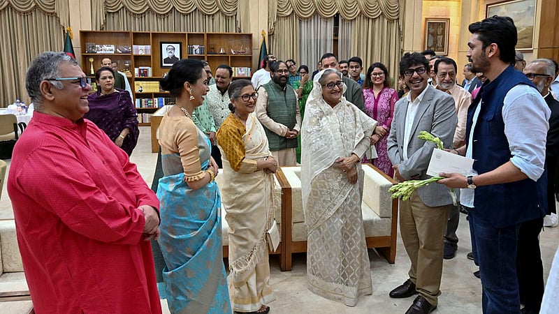 ‘মুজিব: একটি জাতির রূপকার’ চলচ্চিত্রের শিল্পী ও কলাকুশলীদের জন্য শুক্রবার গণভবনে আয়োজিত নৈশভোজে অতিথিদের সঙ্গে কুশল বিনিময় করেন প্রধানমন্ত্রী শেখ হাসিনা এবং তার ছোট বোন শেখ রেহানা।