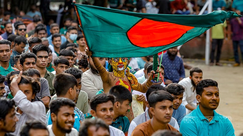 বিশ্বকপে দক্ষিণ আফ্রিকার বিপক্ষে খেলার সময় মঙ্গলবার টিএসসির বড় পর্দার সামনে বাঘের সাজে বাংলাদেশের পতাকা উড়িয়ে এক ক্রিকেটপ্রেমী।&amp;nbsp;ছবি: মাহমুদ জামান অভি