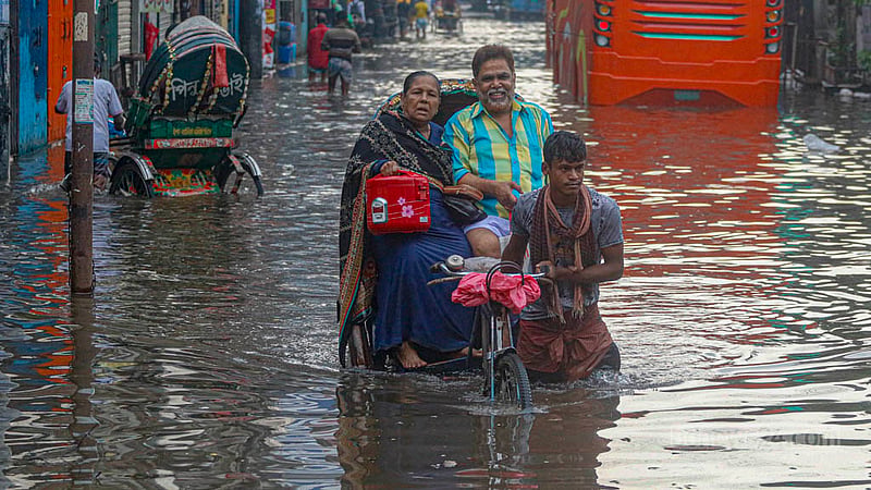 ঢাকায় টানা বৃষ্টিতে শুক্রবার সায়দাবাদ এলাকায় জলাবদ্ধতার সৃষ্টি হয়, তাতে চরম দুর্ভোগে পড়েন ঘরের বাইরে বের হওয়া মানুষরা। 