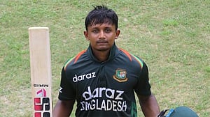 আইচের প্রথম সেঞ্চুরি, শাহাদাতের ৭ রানের আক্ষেপ
