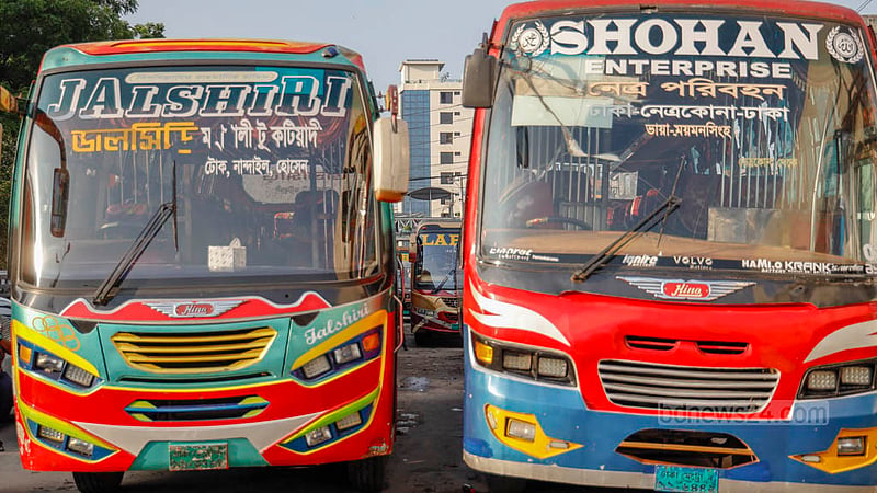 নাবিস্কো বিস্কুট ফ্যাক্টিরির সামনের সড়কে দুই সারি করে সড়কের উপরে রাখা হয়েছে ঢাকা নেত্রকোনা ও ময়মনসিংহগামী বাস। প্রশস্ত এই সড়কে দুই সারি করে বাস রাখায় যানবাহন চলাচলের রাস্তা হয়ে গেছে সরু। এতে যানজট হয়ে পড়েছে নিত্যসঙ্গী।&amp;nbsp;ছবি: মাহমুদ জামান অভি