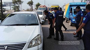 ঢাকা-আরিচা মহাসড়কে চৌকি বসিয়ে পুলিশের তল্লাশি