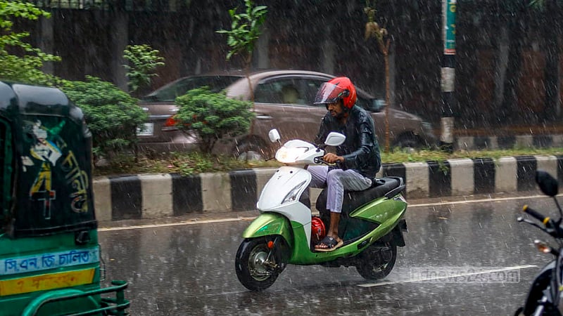হেমন্তে বৃষ্টির তেমন দেখা না মিললেও বঙ্গোপসাগরে গভীর নিম্নচাপের কারণে তারই দেখা মিলল সোমবার।&amp;nbsp;ছবি: মাহমুদ জামান অভি