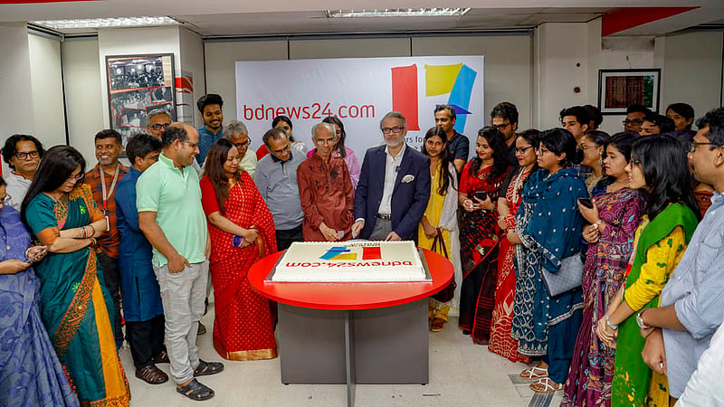 সপ্তদশ প্রতিষ্ঠাবার্ষিকীতে সোমবার সন্ধ্যায় ঘরোয়া আয়োজনে সহকর্মীদের নিয়ে কেক কাটেন বিডিনিউজ টোয়েন্টিফোর ডটকমের প্রধান সম্পাদক তৌফিক ইমরোজ খালিদী।