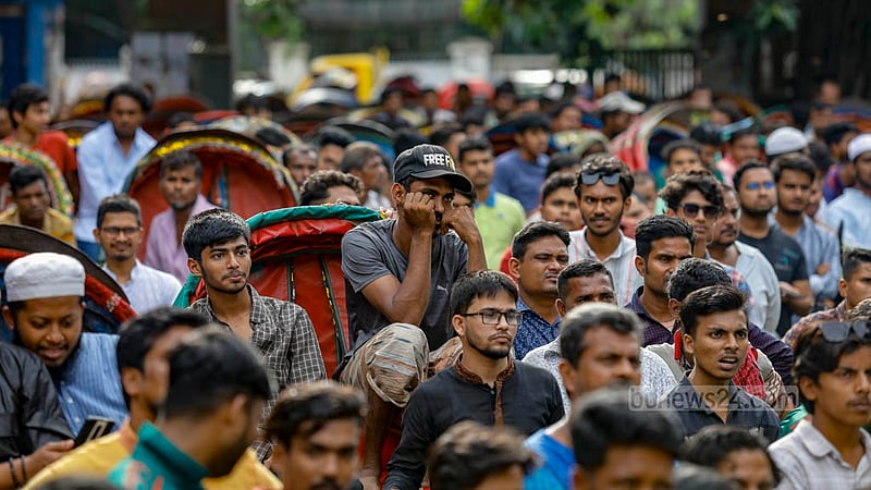 ঢাকা বিশ্ববিদ্যালয়ের টিএসসি প্রাঙ্গণে মঙ্গলবার দুপুর থেকে রিকশা চালানো বাদ দিয়ে বাংলাদেশের খেলা দেখছেন চালকরা। তাদের পাশে বসে খেলা দেখছেন শিক্ষার্থীরাও।&amp;nbsp;ছবি: মাহমুদ জামান অভি