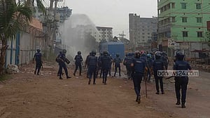 সাভার-আশুলিয়ায় পোশাক শ্রমিক-পুলিশ সংঘর্ষে আহত ৩০