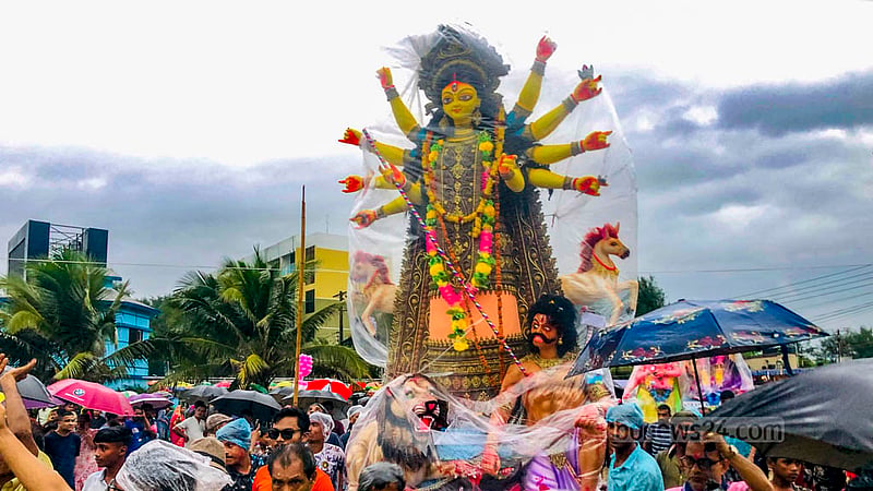 কালো মেঘে মেঘাচ্ছন্ন আকাশ, সেই সঙ্গে ঝির ঝির বৃষ্টি। তার মধ্যেই কক্সবাজার সমুদ্র সৈকতের লাবণী পয়েন্টে চলে দুর্গা প্রতিমার বিসর্জন।&amp;nbsp;ছবি: শঙ্কর বড়ুয়া