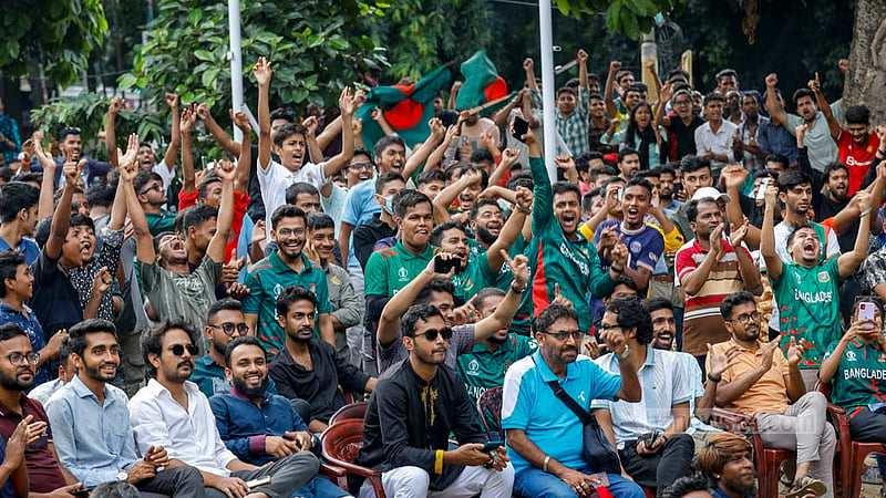 দক্ষিণ আফ্রিকার উইকেট পতনে উল্লাস। ঢাকা বিশ্ববিদ্যালয়ের টিএসসিতে মঙ্গলবার বড় পর্দায় খেলা দেখতে জড়ো হওয়া ক্রিকেটপ্রমীদের এই আনন্দ।&amp;nbsp;ছবি: মাহমুদ জামান অভি