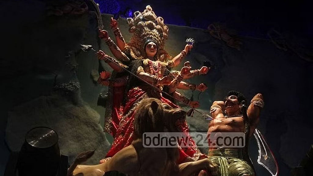 শারদীয় দুর্গোৎসব: দেবীর মন ‘তুষ্ট করে’ বিশ্বশান্তির প্রত্যাশা