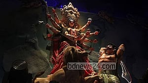 শারদীয় দুর্গোৎসব: দেবীর মন ‘তুষ্ট করে’ বিশ্বশান্তির প্রত্যাশা