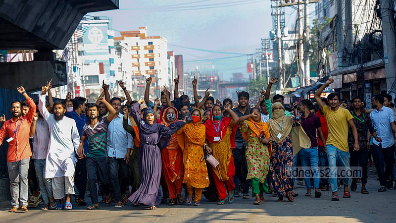 বেতন বৃদ্ধির দাবিতে গাজীপুর চৌরাস্তা এলাকায়&amp;nbsp; মঙ্গলবার সকালে পোশাক শ্রমিকদের বিক্ষোভ।&amp;nbsp;ছবি: মাহমুদ জামান অভি