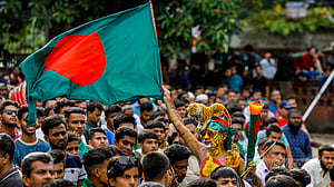 হাল ছাড়ছেন না ক্রিকেটপ্রেমীরা