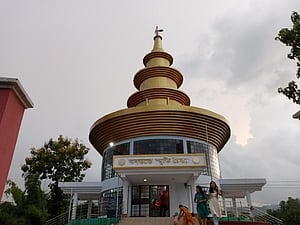 হ্রদের মাঝে বনভন্তের মন্দির