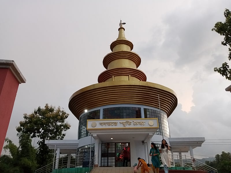 হ্রদের মাঝে বনভন্তের মন্দির