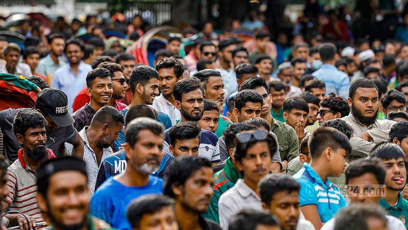 বিশ্বকাপে দক্ষিণ আফ্রিকার বিপক্ষে বাংলাদেশের খেলা দেখতে মঙ্গলবার ঢাকা বিশ্ববিদ্যালয়ের টিএসসির বড় পর্দার সামনে ক্রিকেটপ্রেমীদের ভিড়।&amp;nbsp;ছবি: মাহমুদ জামান অভি