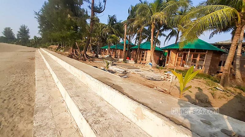 সেন্ট মার্টিনের দক্ষিণপাড়ায় সৈকত ঘেঁষা লুইপাস ইকো রিসোর্ট সেখানকার ভবনগুলো রক্ষার জন্য সমুদ্র সৈকতে ইট, সিমেন্ট, লোহা আর বালু দিয়ে রক্ষাবাঁধ তৈরি করা করেছে।