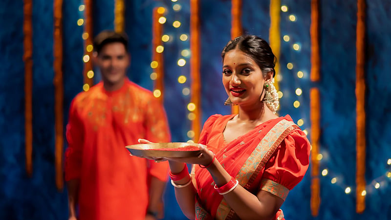 লাল, গোলাপি, চেরি পিঙ্ক, পাওডার পিঙ্ক, মেরুন, ম্যাজেন্টা, হোয়াইট, অফ-হোয়াইট, ক্রিম, ব্রিক রেড, অরেঞ্জ, স্যালমন অরেঞ্জ, টেন ব্রাউন, মেরি গোল্ড, ল্যাভেন্ডার, নেভি, কোরা, কোরালরেড, ক্রিমসন রেড রং হিসেবে বেছে নিয়েছে কে ক্র্যাফট।