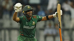আরেকটি বড় হারের হতাশার মাঝে মাহমুদউল্লাহর শতকের সৌরভ