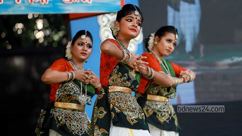 চারুকলার বকুলতলায় শুক্রবার শরৎ উৎসবে নৃত্য পরিবেশন করেন শিল্পীরা।