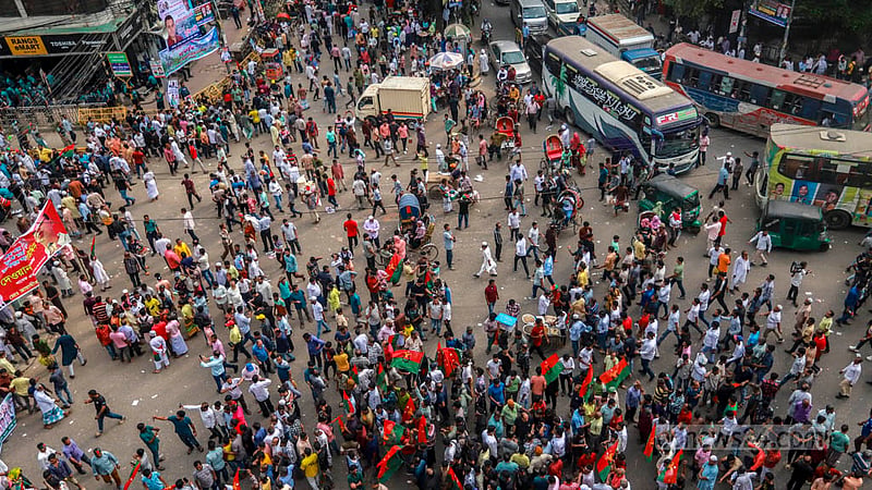 ঢাকার নয়া পল্টনে বুধবার বিএনপির সমাবেশ শুরু হওয়ার আগে নাইটিঙ্গেল মোড়ে খণ্ড খণ্ড মিছিল নিয়ে যোগ দেন দলটির নেতাকর্মীরা।&amp;nbsp;ছবি: তাওহীদুজ্জামান তপু