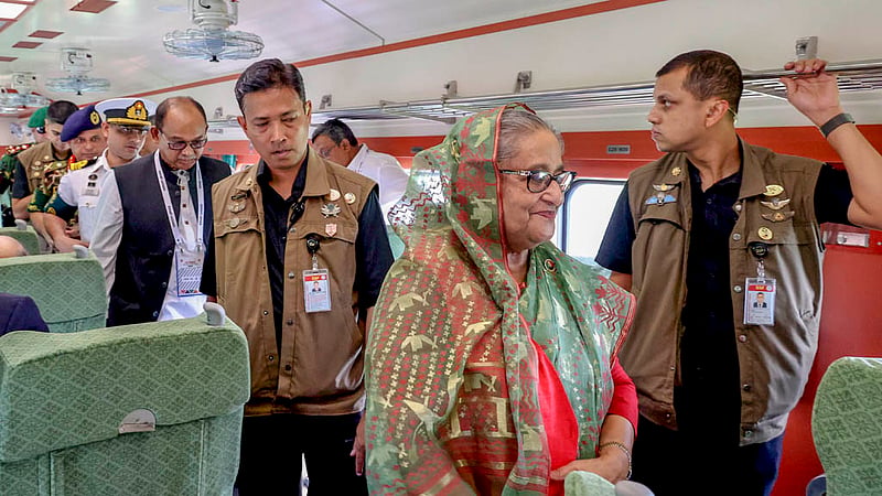 পদ্মা সেতু দিয়ে রেলযাত্রা উদ্বোধনের পর ট্রেনে করে মাওয়া থেকে ভাঙ্গা যান প্রধানমন্ত্রী শেখ হাসিনা।&amp;nbsp;ছবি: পিএমও