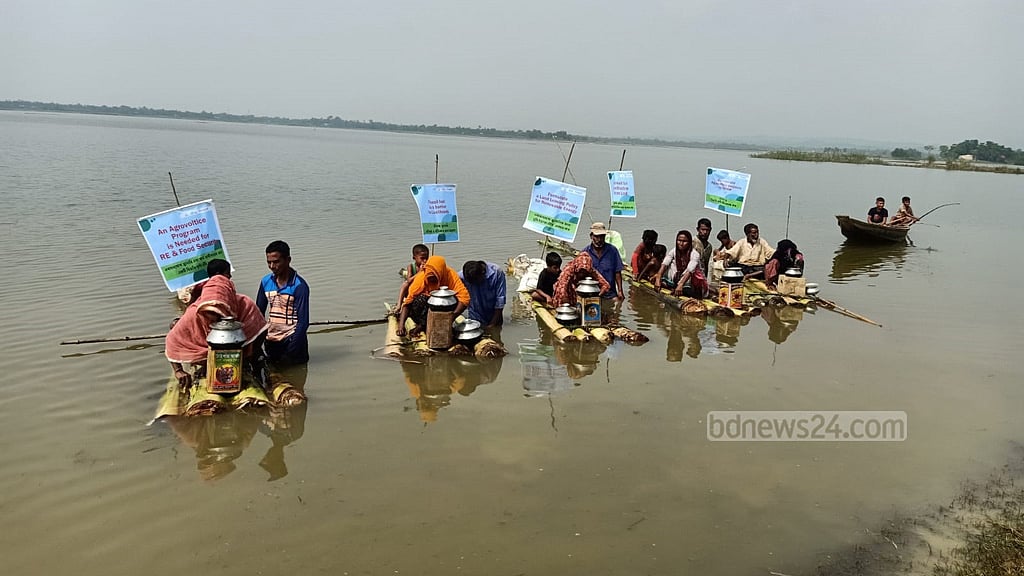 হাওরে ভেলা ভাসিয়ে জলবায়ু ঝুঁকির চিত্র তুলে ধরলেন কৃষকরা