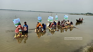 হাওরে ভেলা ভাসিয়ে জলবায়ু ঝুঁকির চিত্র তুলে ধরলেন কৃষকরা