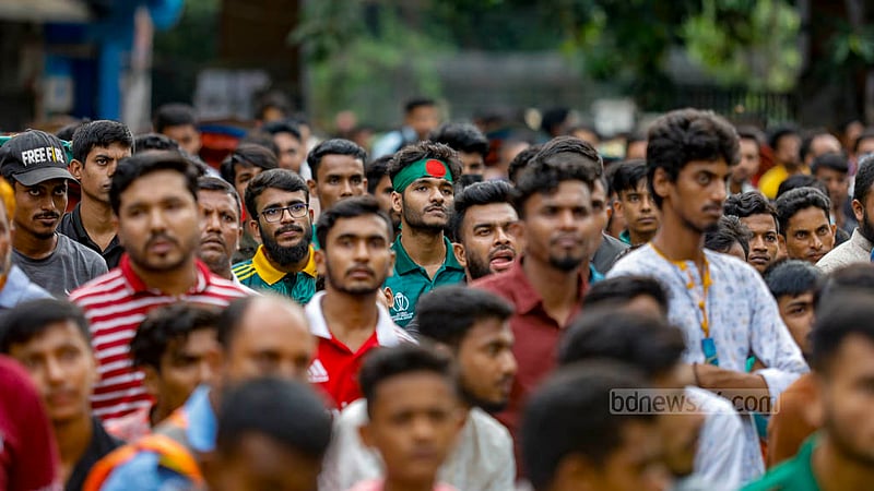 বিশ্বকাপে দক্ষিণ আফ্রিকার বিপক্ষে বাংলাদেশের খেলা দেখতে মঙ্গলবার ঢাকা বিশ্ববিদ্যালয়ের টিএসসির বড় পর্দার সামনে ক্রিকেটপ্রেমীদের ভিড়।&amp;nbsp;ছবি: মাহমুদ জামান অভি